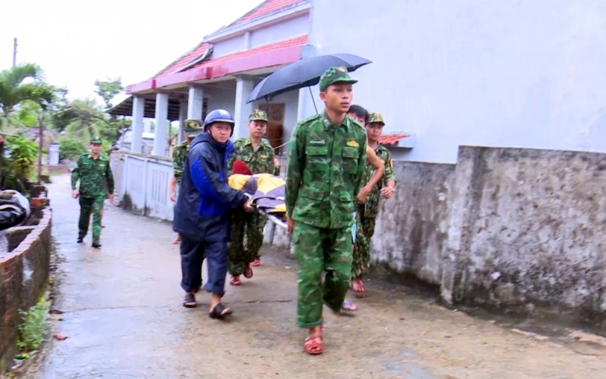 nguoi gia, tre em, nguoi dau om o quang nam duoc dua den noi tru an an toan hinh anh 8