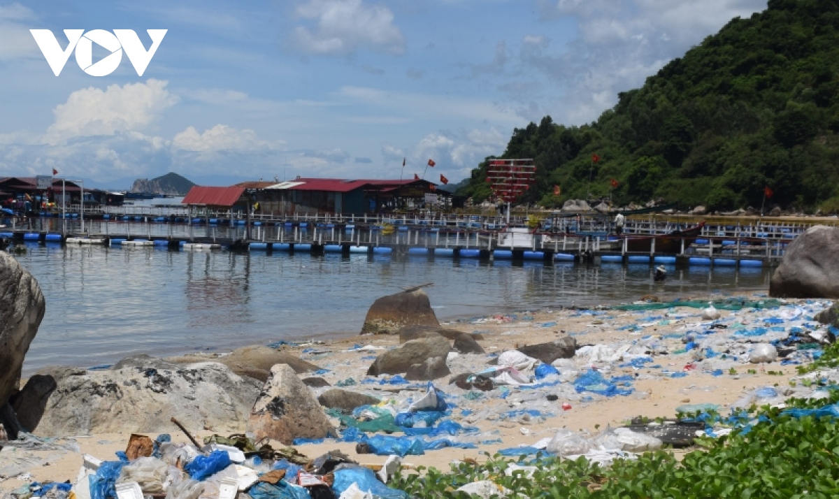 Rác thải nhựa trở thành nỗi ám ảnh của người dân ven biển