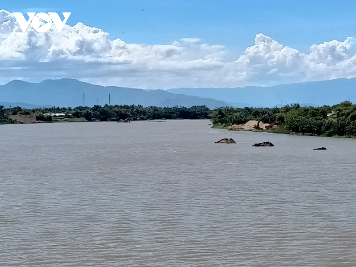 Sạt lở bờ sông Dinh, người dân đối mặt nhiều nguy cơ