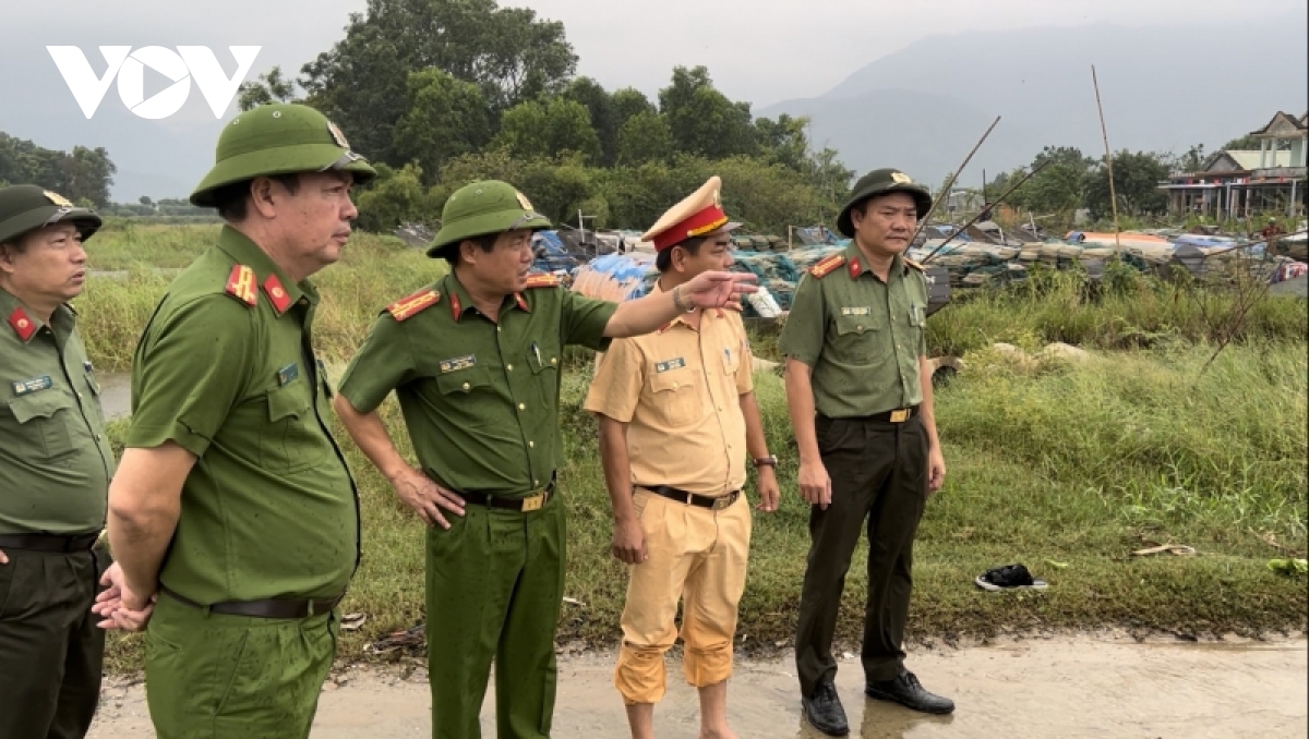 hinh anh nguoi dan thua thien hue hoi ha di doi tranh bao so 4 hinh anh 6