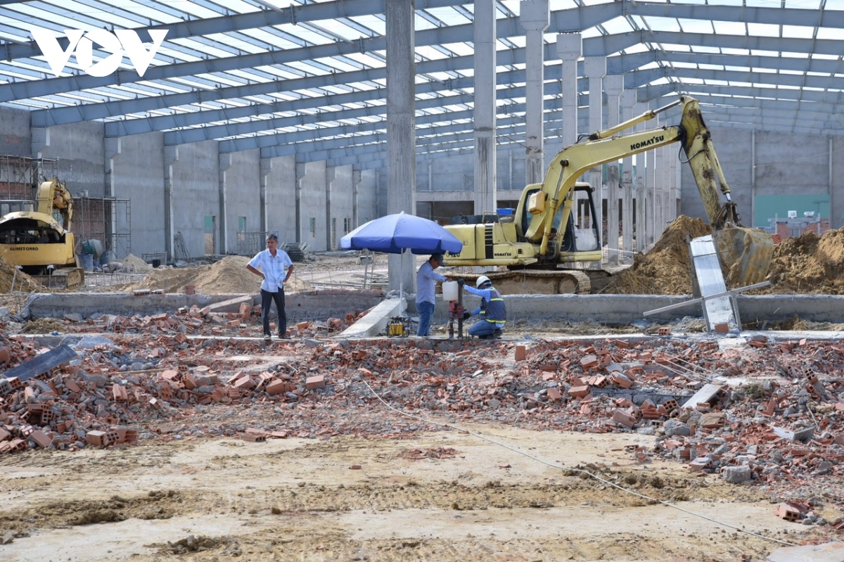 Vụ sập tường ở Bình Định: Thêm bức tường dài 20 mét đối diện bị sập