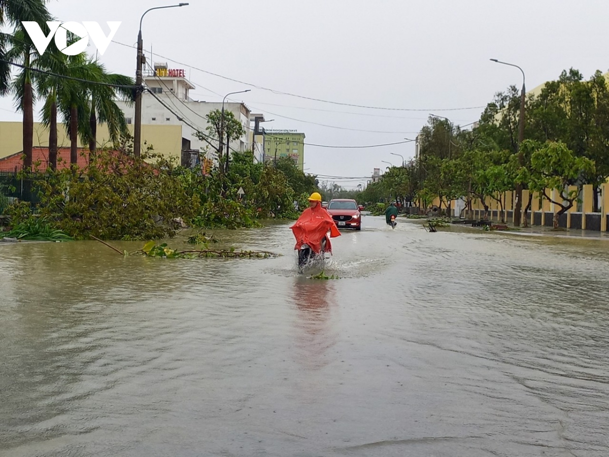 nuoc lu len nhanh tai quang tri, quang nam hinh anh 6