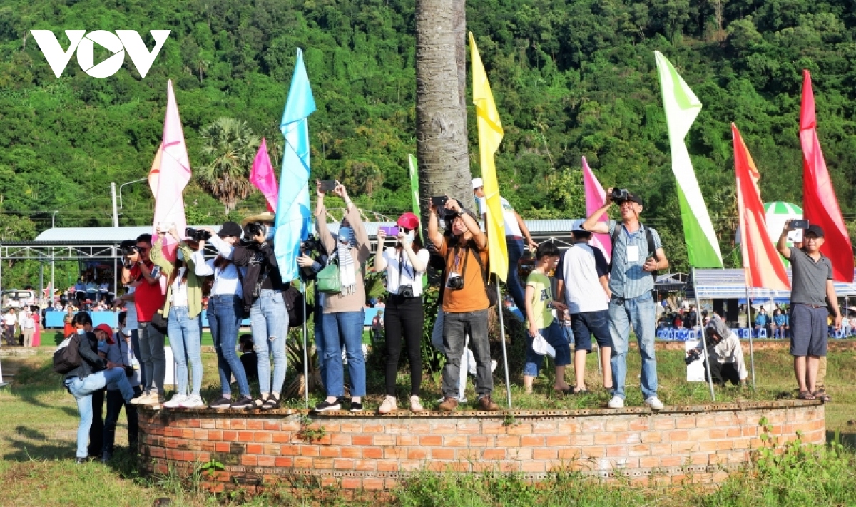 trai nghiem le hoi khinh khi cau lan dau tien duoc to chuc tai tay nam bo hinh anh 13