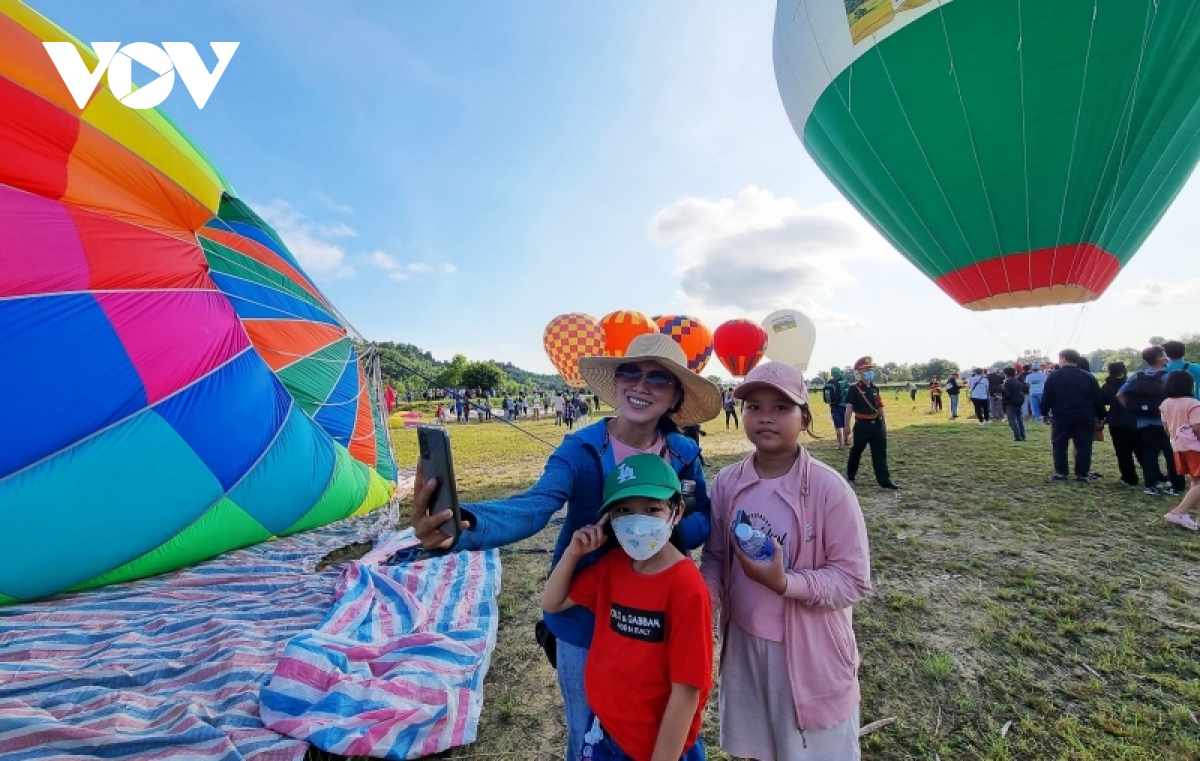 trai nghiem le hoi khinh khi cau lan dau tien duoc to chuc tai tay nam bo hinh anh 15