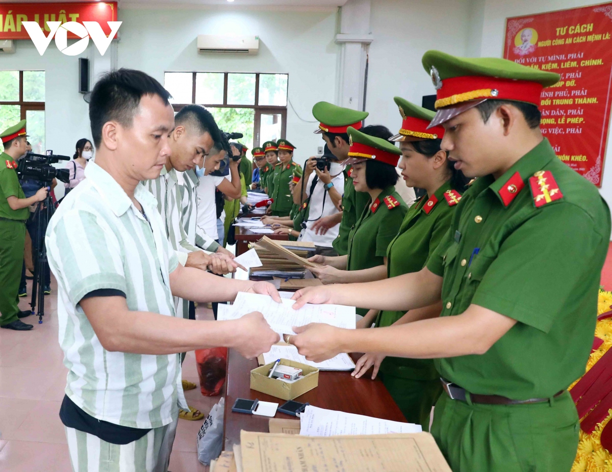 ptt pham binh minh trao quyet dinh dac xa cho pham nhan trai giam vinh quang hinh anh 12