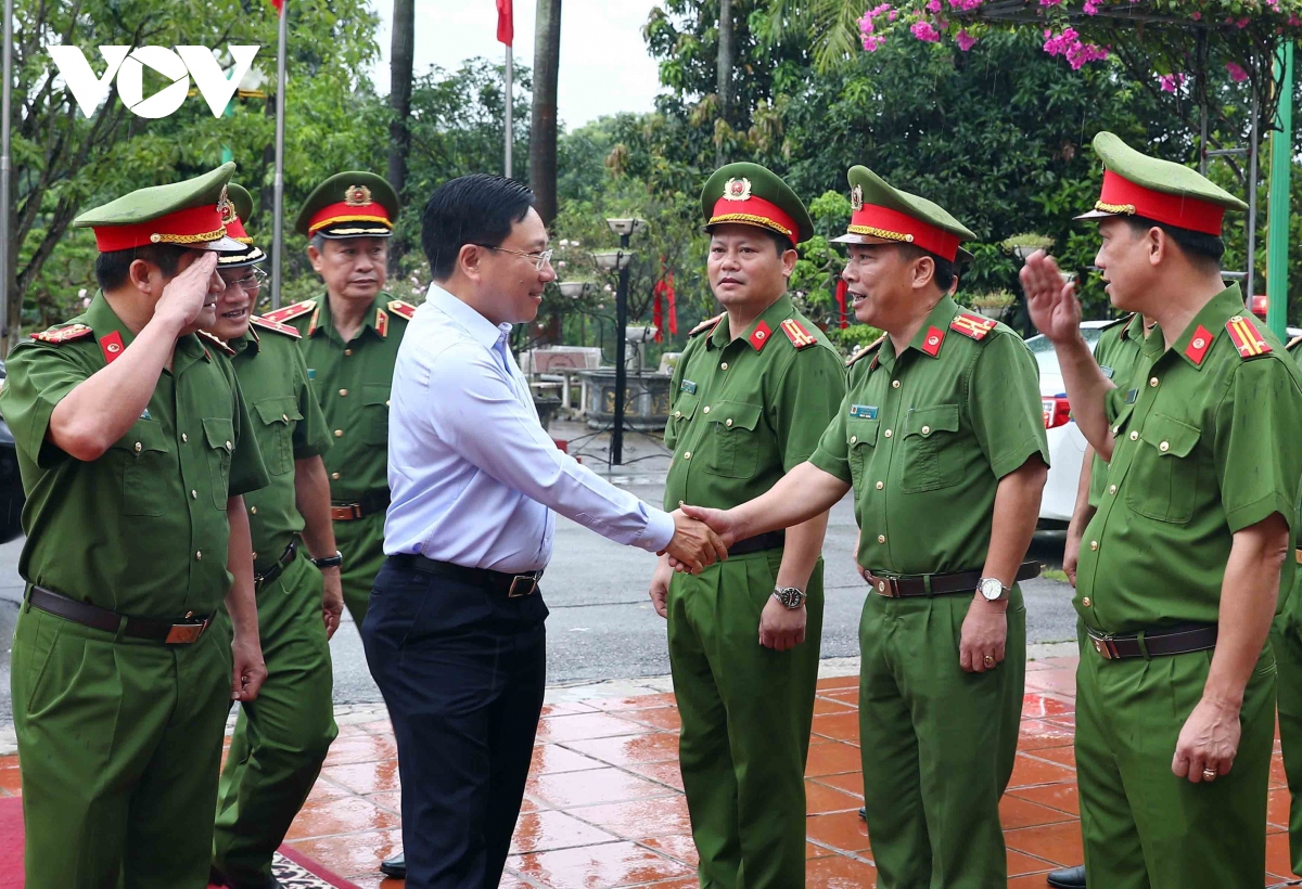 ptt pham binh minh trao quyet dinh dac xa cho pham nhan trai giam vinh quang hinh anh 1