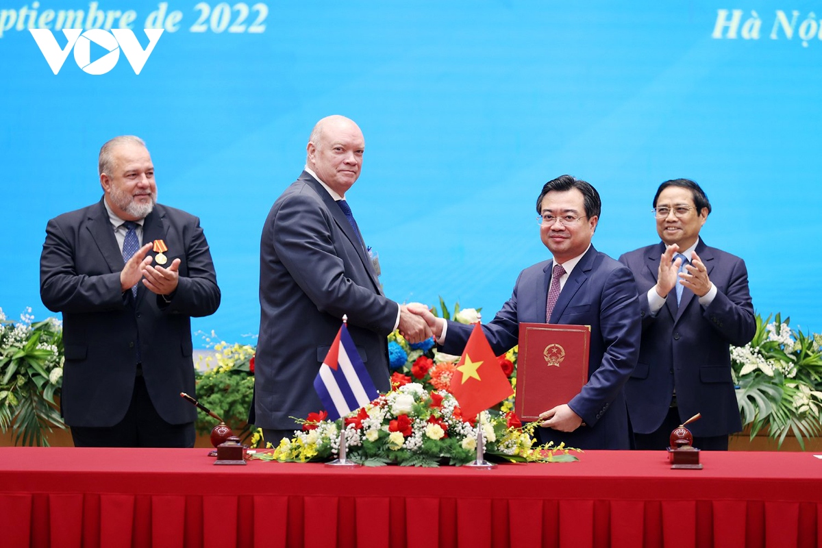 vietnam, cuba sign three cooperation documents picture 1