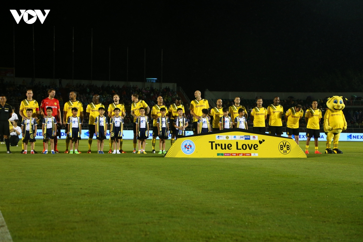 khong khi cuong nhiet cua tran dau ngoi sao viet nam gap huyen thoai dortmund hinh anh 2