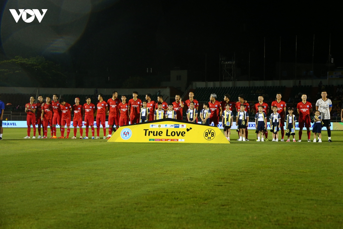 khong khi cuong nhiet cua tran dau ngoi sao viet nam gap huyen thoai dortmund hinh anh 1