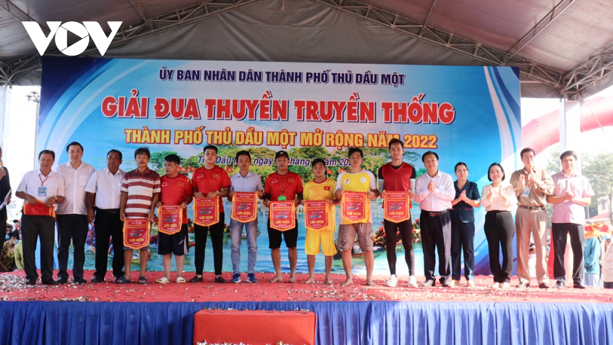 hang nghin nguoi do xo di xem giai dua thuyen truyen thong binh duong hinh anh 1