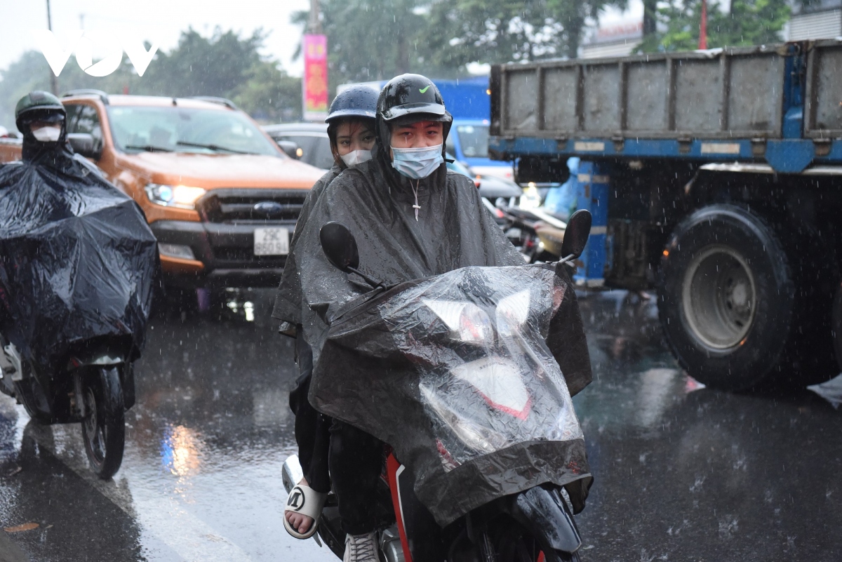 nguoi dan doi mua roi thu do, co nguoi chay xe may ve tuyen quang hinh anh 15