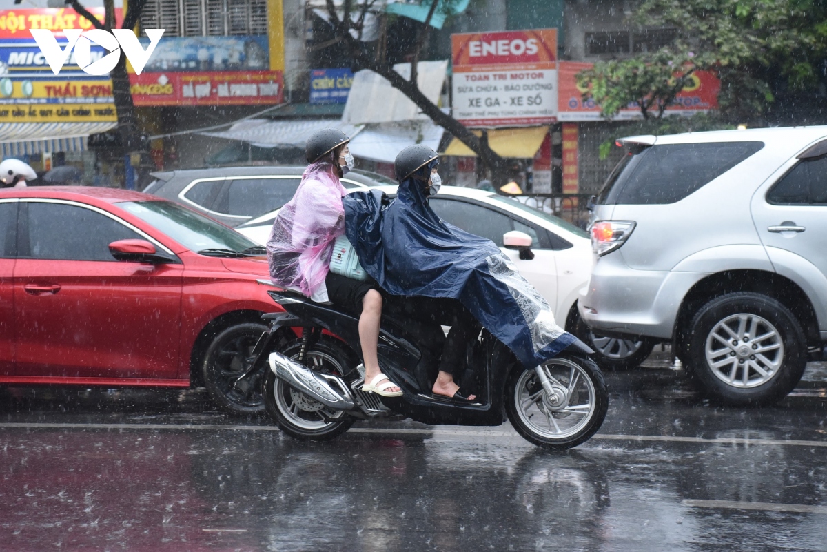 nguoi dan doi mua roi thu do, co nguoi chay xe may ve tuyen quang hinh anh 2