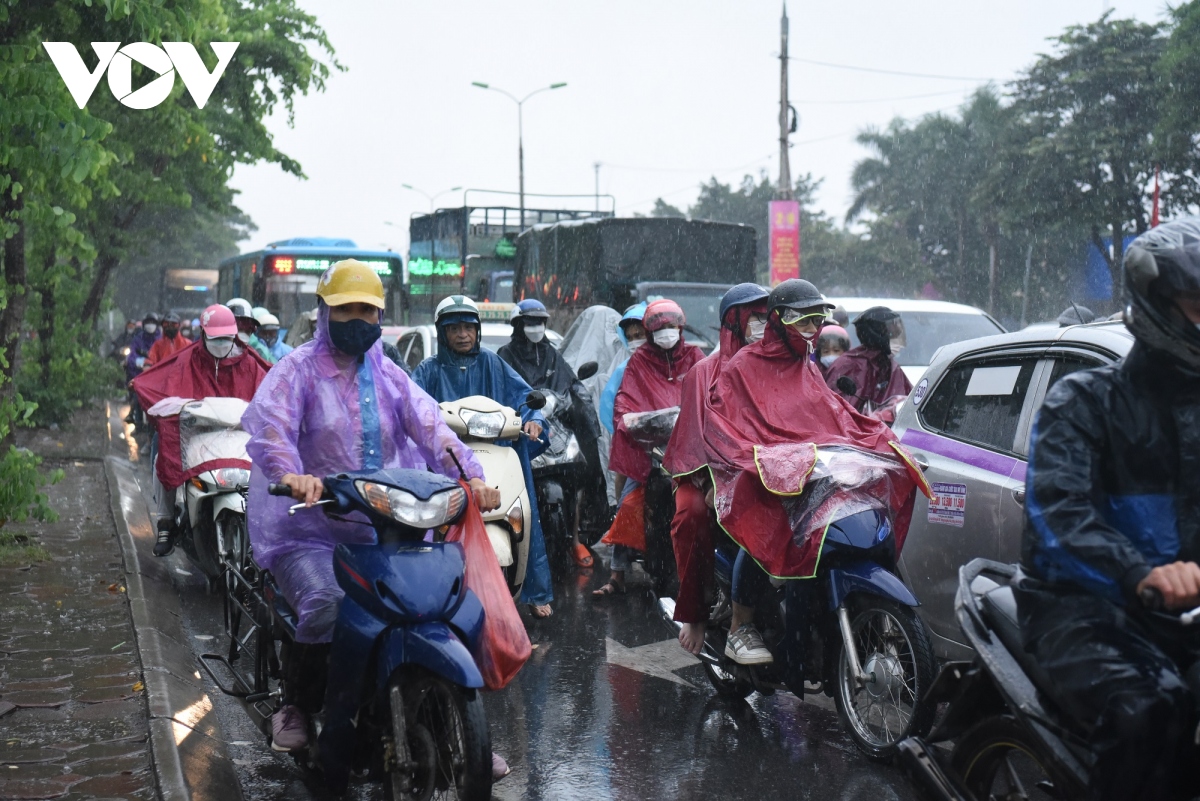 nguoi dan doi mua roi thu do, co nguoi chay xe may ve tuyen quang hinh anh 3