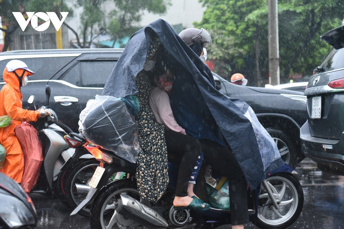 nguoi dan doi mua roi thu do, co nguoi chay xe may ve tuyen quang hinh anh 10