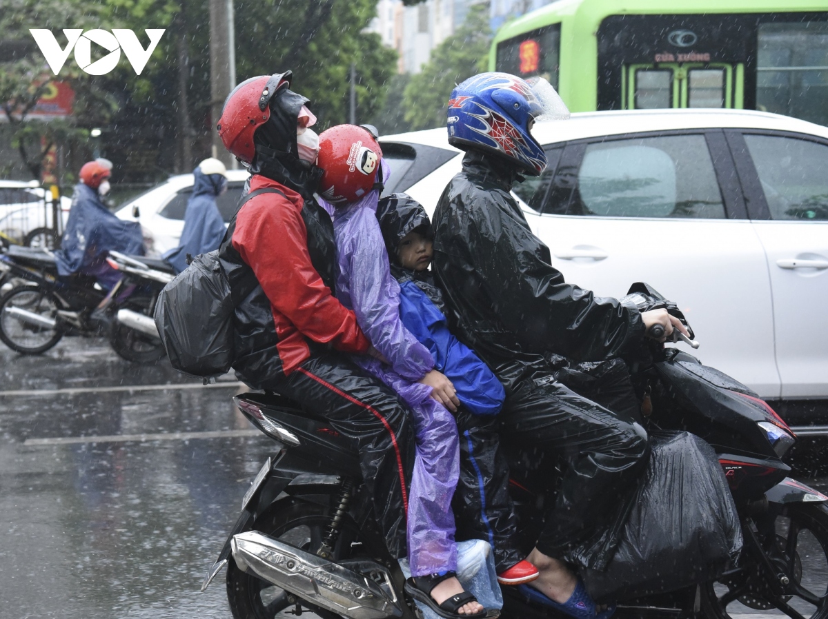 nguoi dan doi mua roi thu do, co nguoi chay xe may ve tuyen quang hinh anh 9