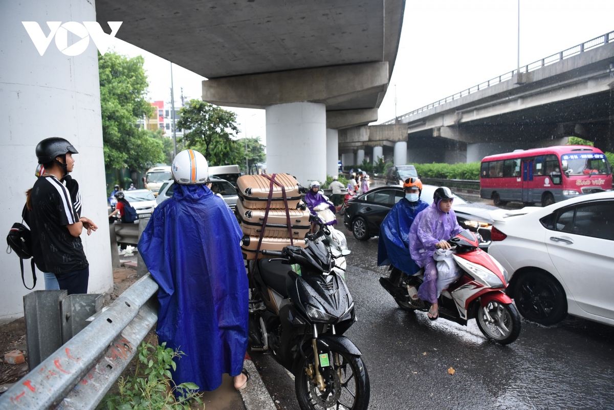 nguoi dan doi mua roi thu do, co nguoi chay xe may ve tuyen quang hinh anh 11