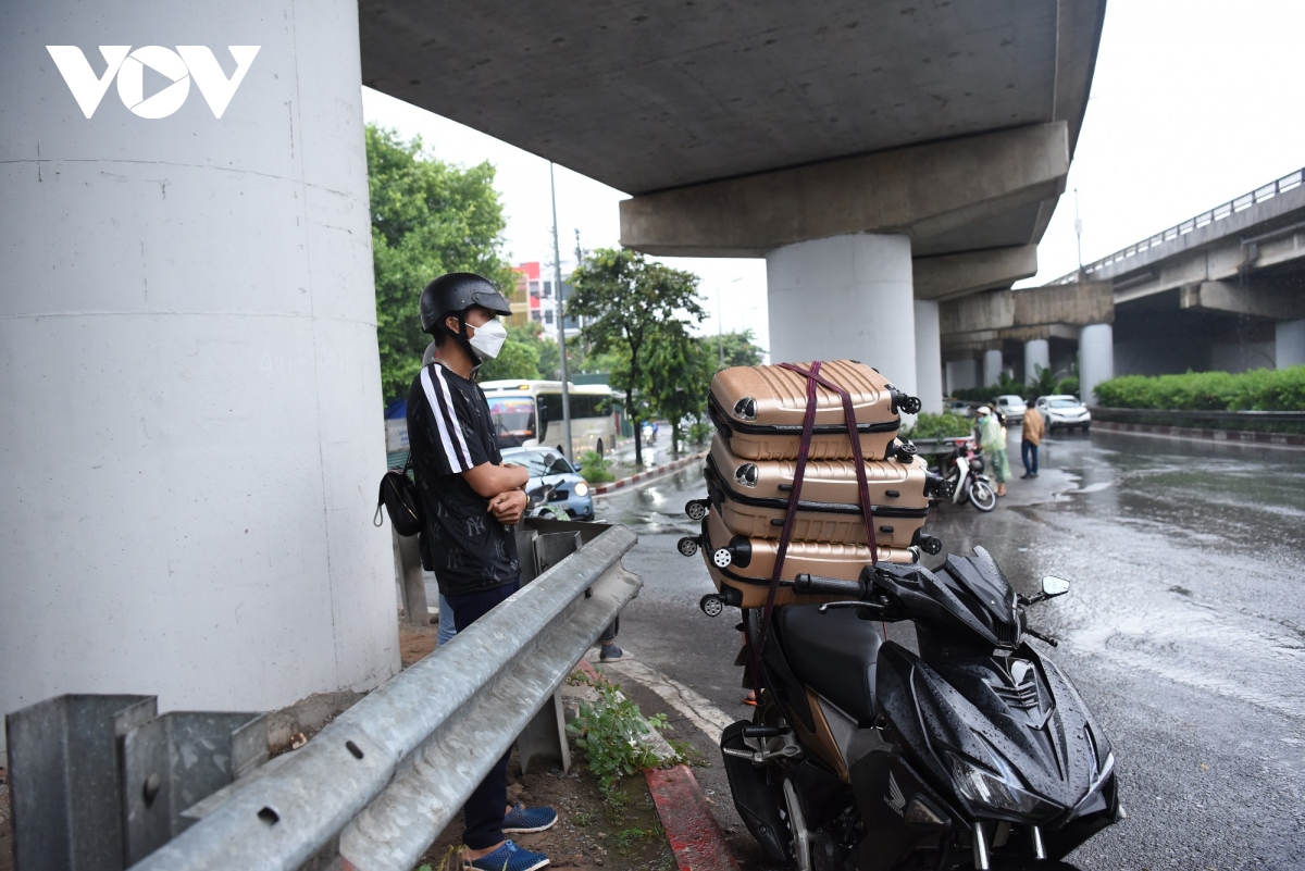 nguoi dan doi mua roi thu do, co nguoi chay xe may ve tuyen quang hinh anh 12