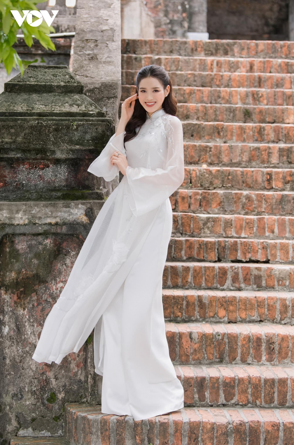 Hoa hậu Đỗ Thị Hà khoe sắc với áo dài trắng nền nã tinh khôi