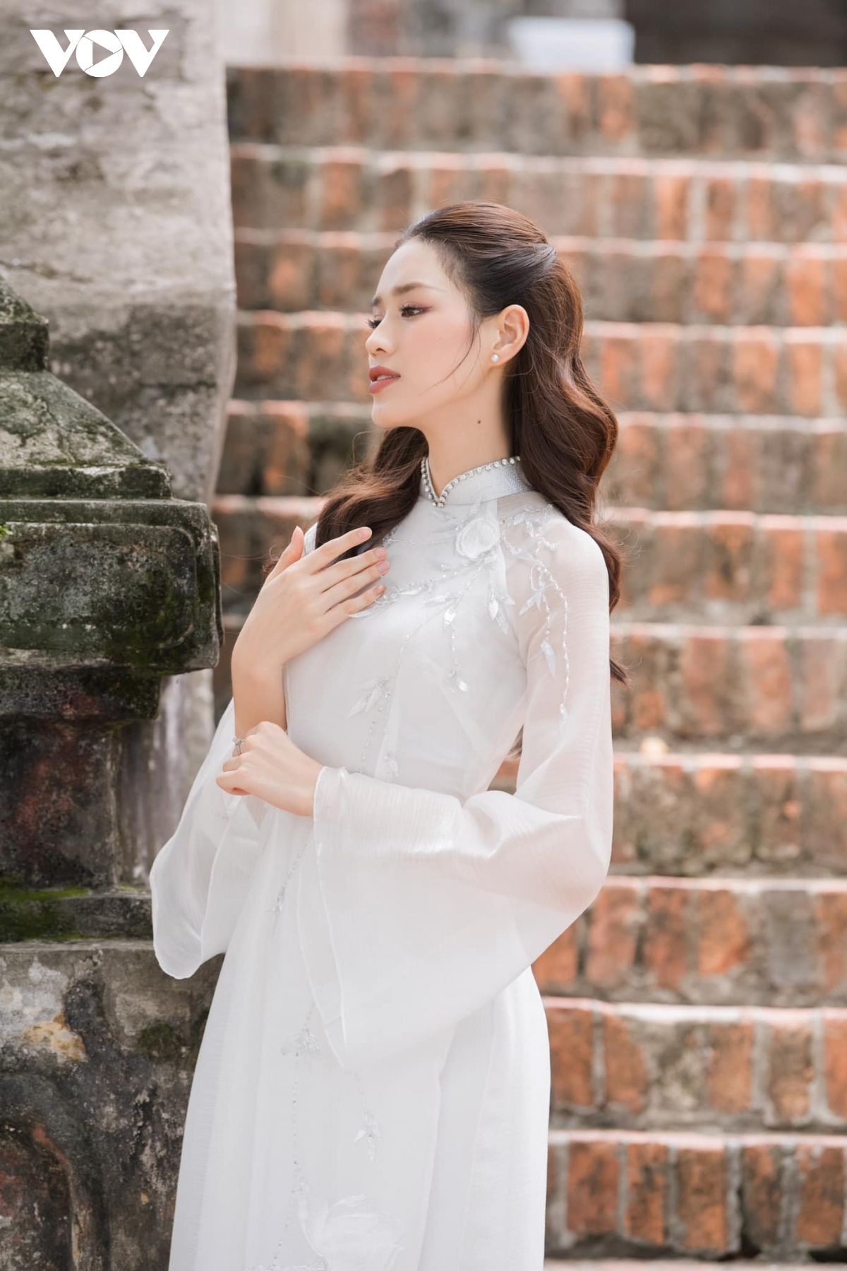 hoa hau Do thi ha khoe sac voi ao dai trang nen na tinh khoi hinh anh 3