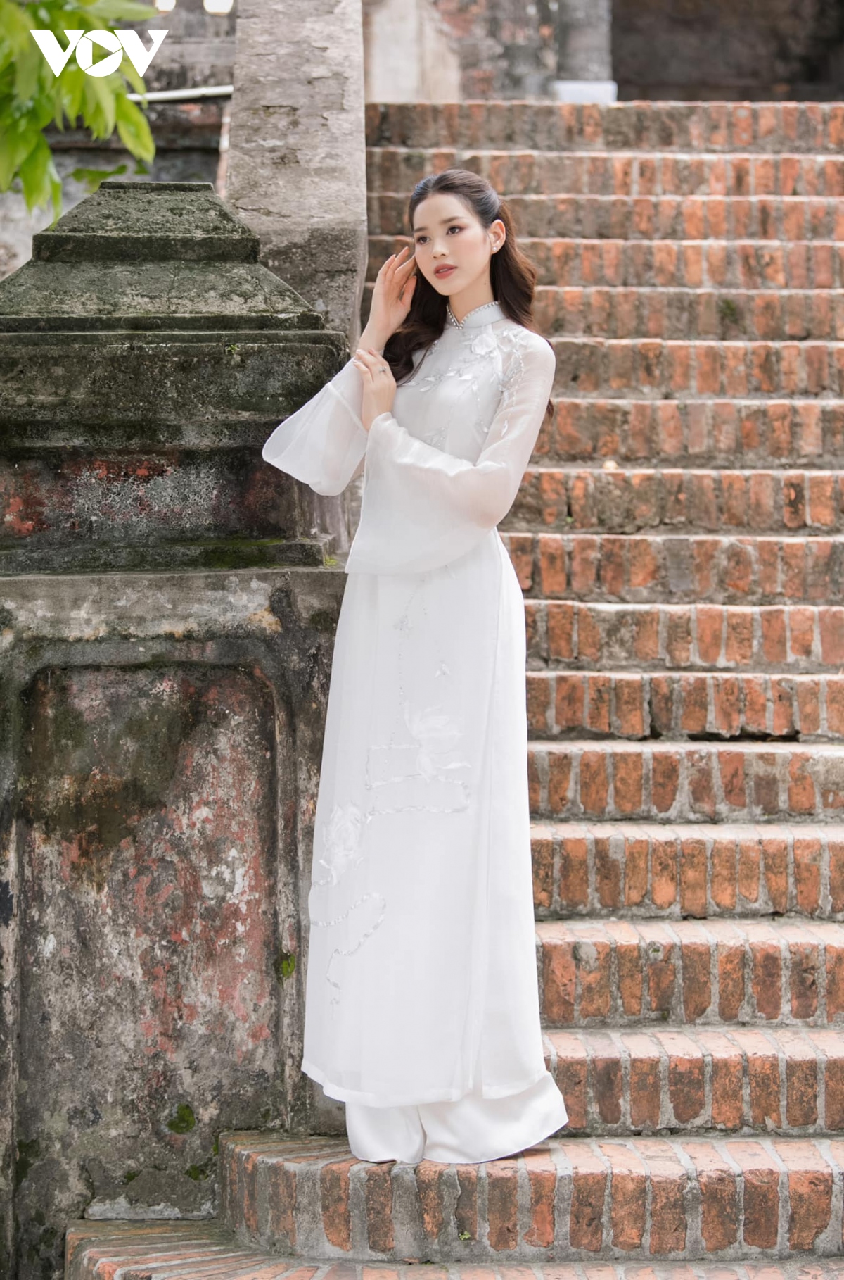 hoa hau Do thi ha khoe sac voi ao dai trang nen na tinh khoi hinh anh 4