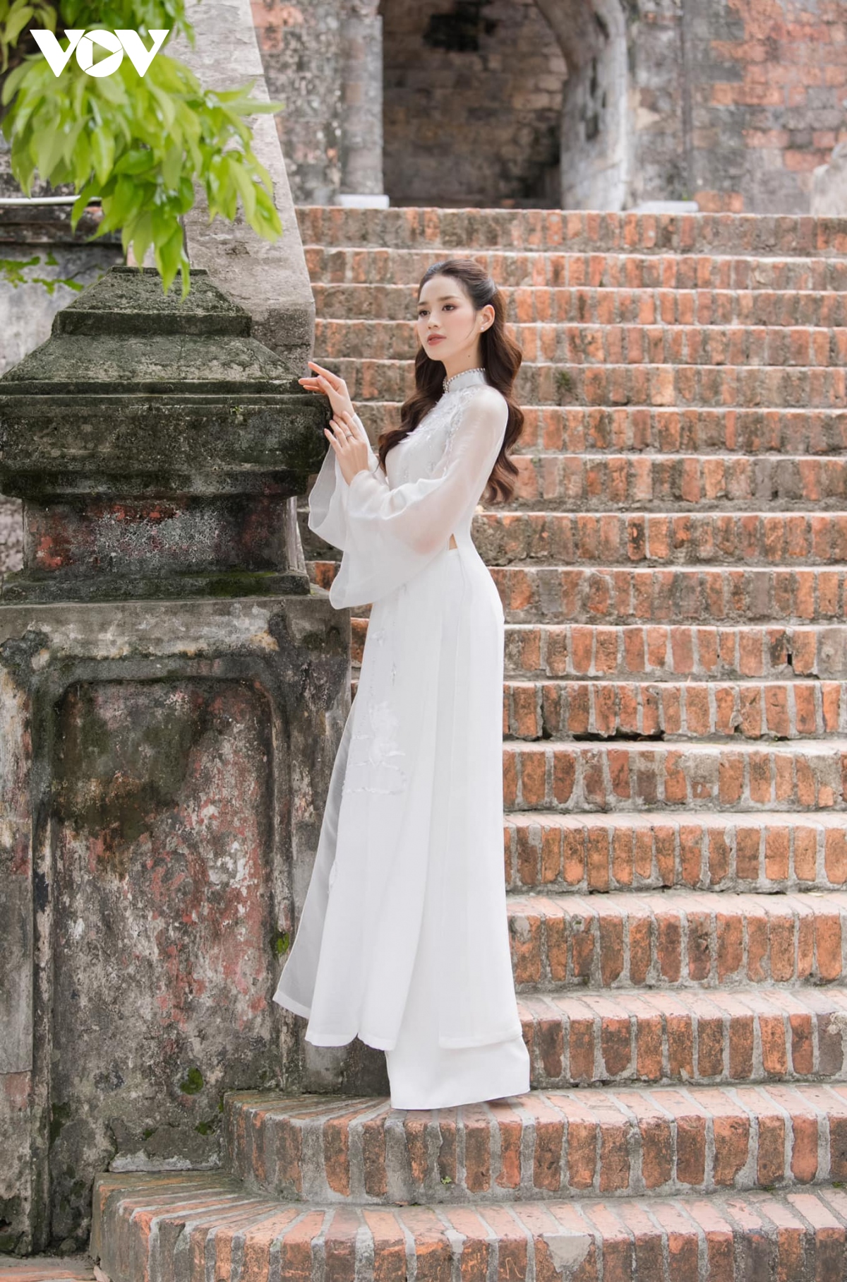 hoa hau Do thi ha khoe sac voi ao dai trang nen na tinh khoi hinh anh 5