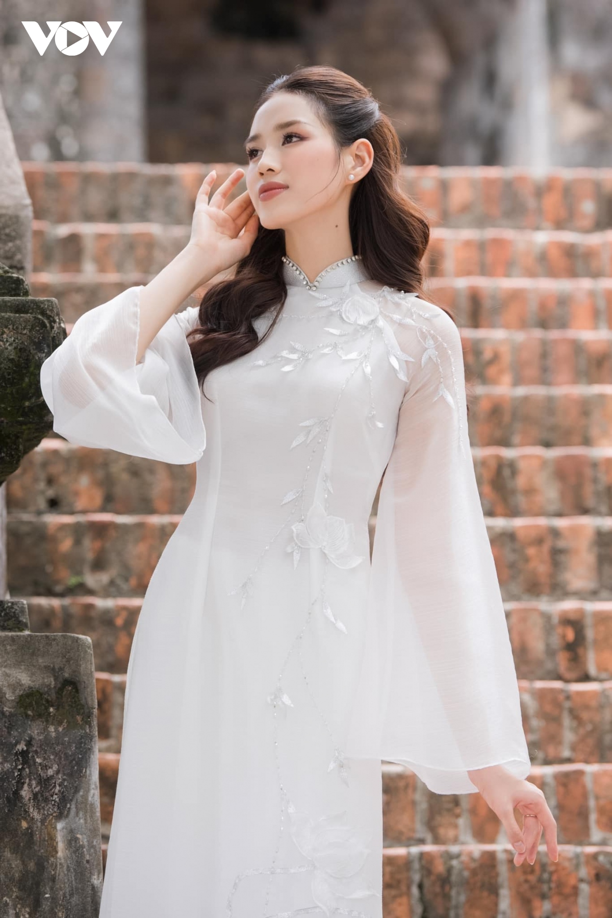 hoa hau Do thi ha khoe sac voi ao dai trang nen na tinh khoi hinh anh 6