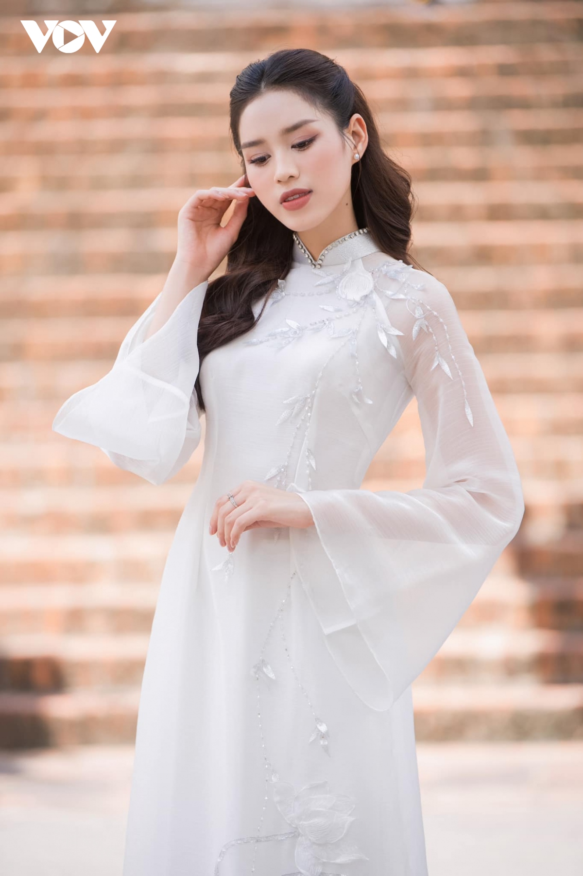 hoa hau Do thi ha khoe sac voi ao dai trang nen na tinh khoi hinh anh 7