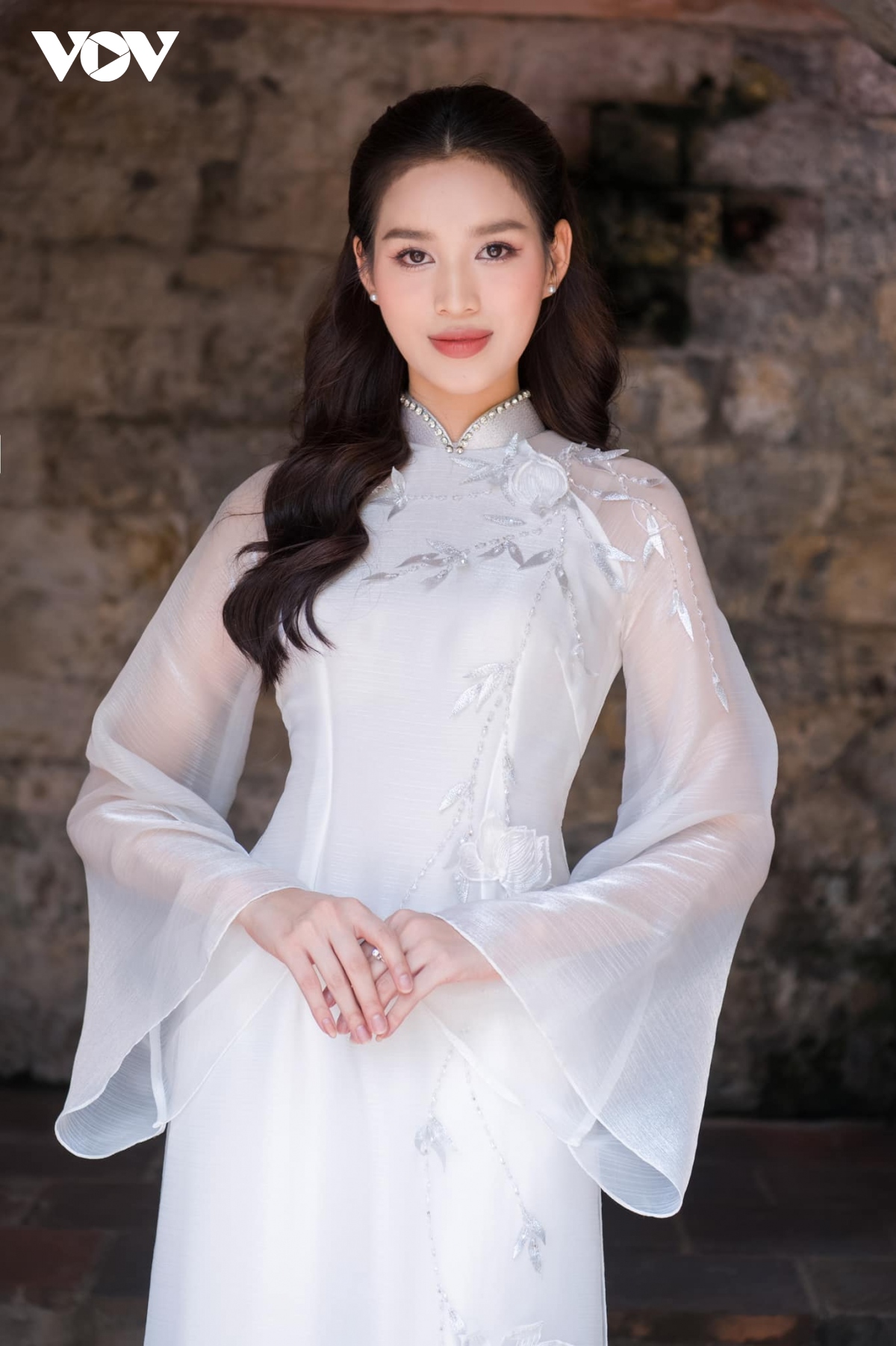 hoa hau Do thi ha khoe sac voi ao dai trang nen na tinh khoi hinh anh 8