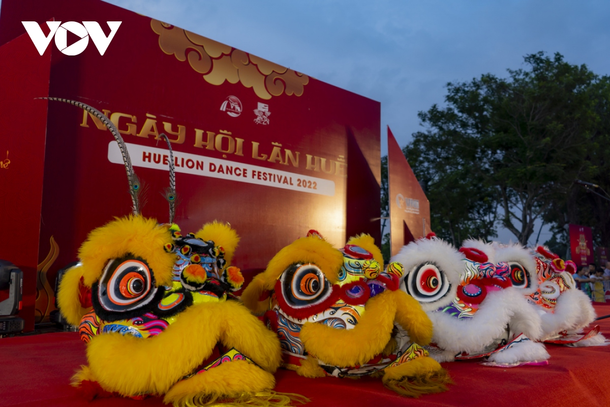 Mãn nhãn màn múa lân mai hoa thung tại lễ khai mạc Ngày hội lân ...