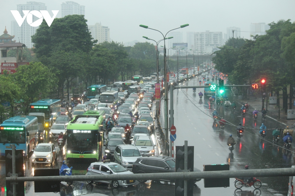 nguoi dan doi mua roi thu do, co nguoi chay xe may ve tuyen quang hinh anh 4