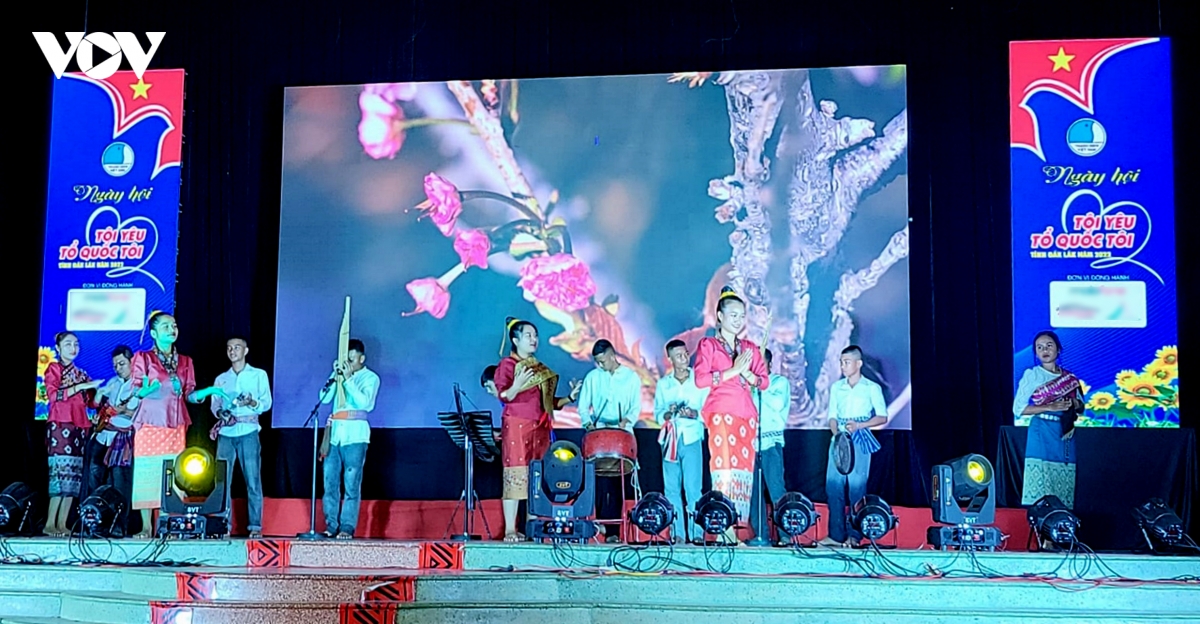 Dak lak dau an vung mien khi thanh nien hat dan ca va dien tau nhac cu dan toc hinh anh 2