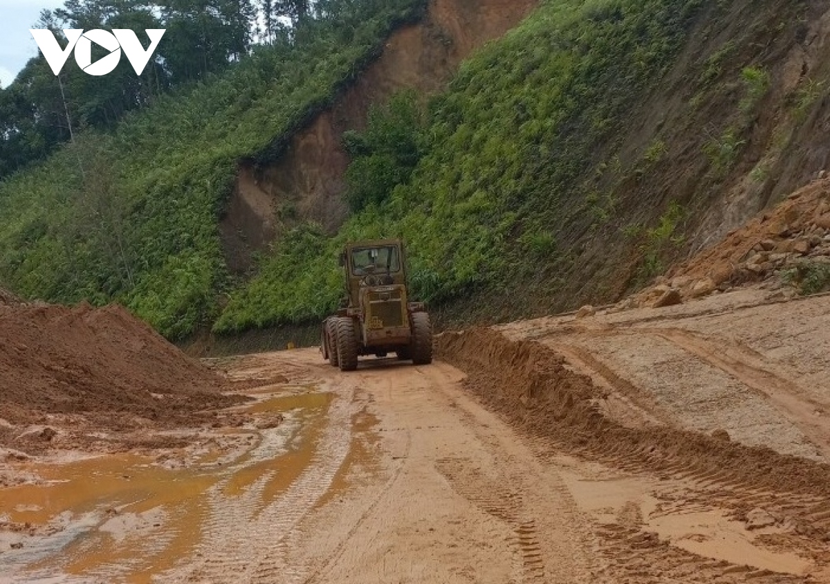 Thông tuyến 6 điểm sạt trượt ta luy dương trên đường Hồ Chí Minh