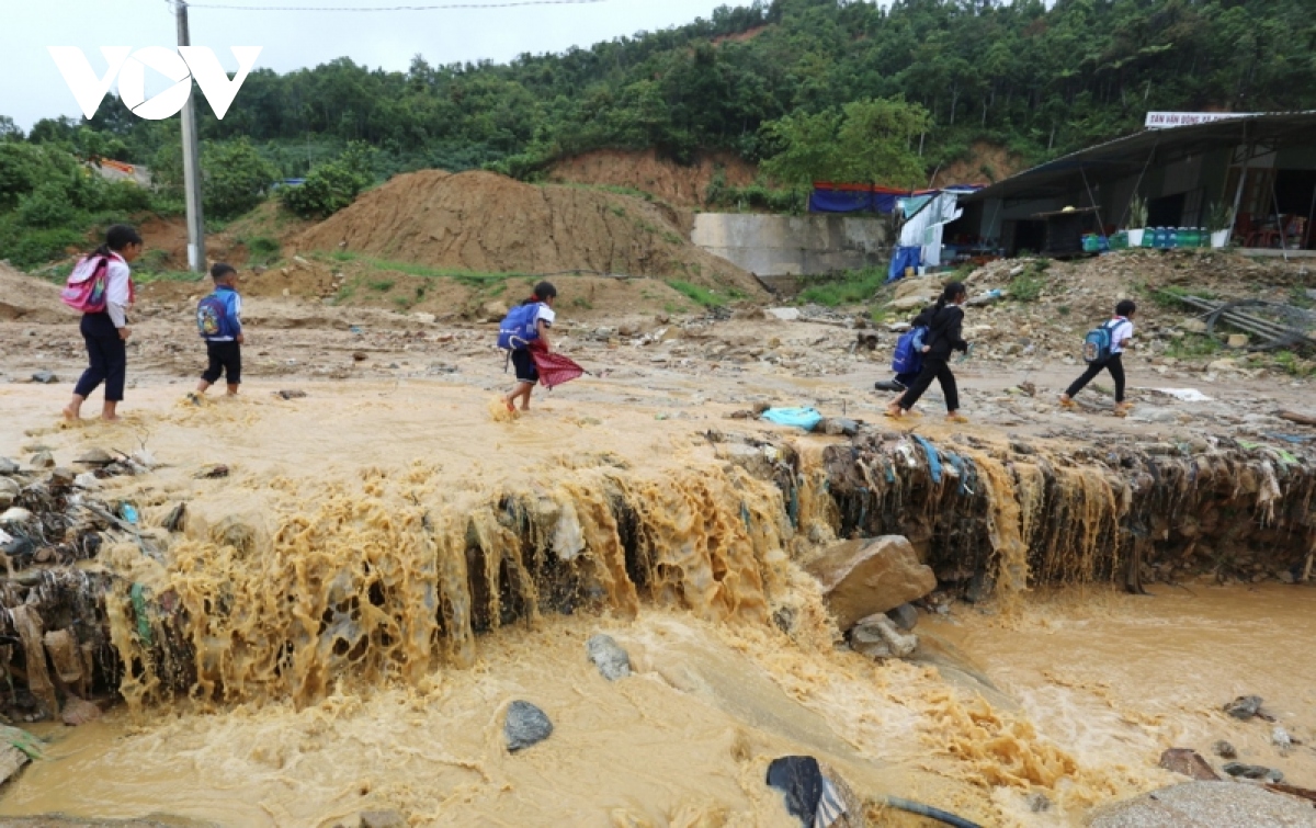 hoc sinh vung sat lo o quang nam gian nan duong den truong hinh anh 1