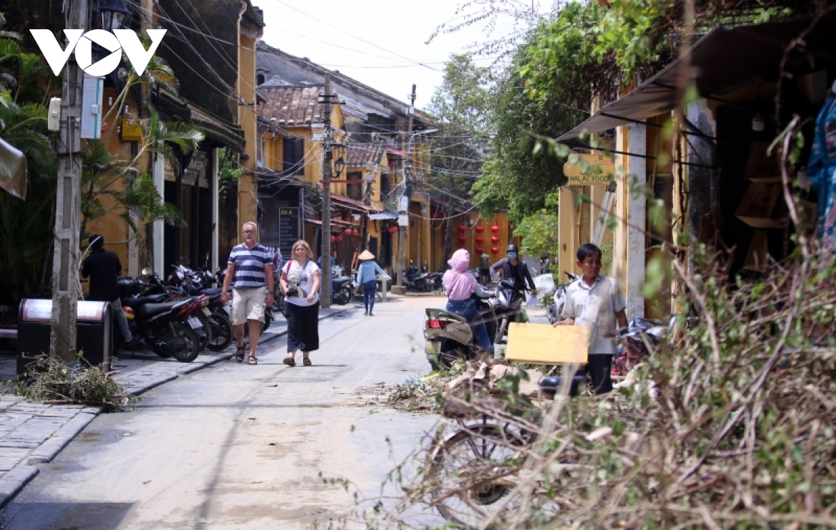 du khach quoc te cung nguoi dan hoi an don ve sinh sau bao so 4 hinh anh 2