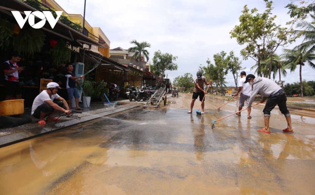 du khach quoc te cung nguoi dan hoi an don ve sinh sau bao so 4 hinh anh 3