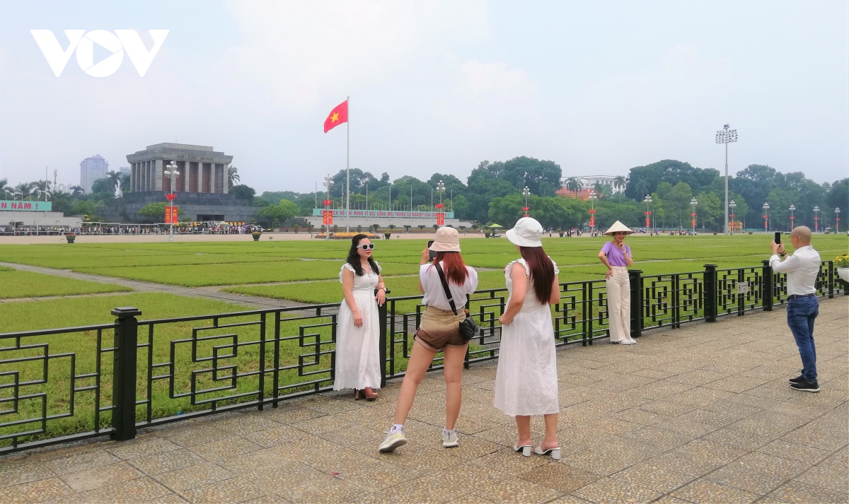 hang nghin nguoi vao lang vieng chu tich ho chi minh hinh anh 2