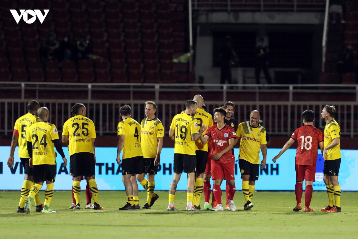 khong khi cuong nhiet cua tran dau ngoi sao viet nam gap huyen thoai dortmund hinh anh 12