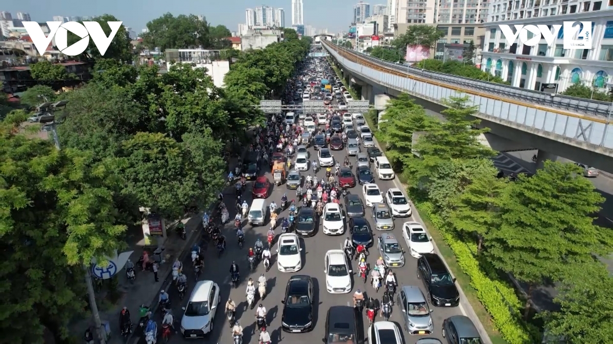 Phân làn ở Hà Nội, “thí điểm” mãi vẫn không hết ùn tắc