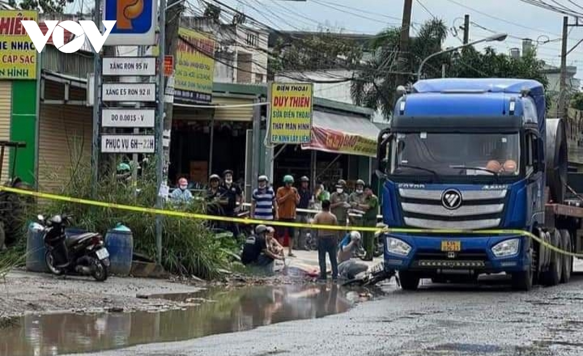 be gai 7 tuoi o binh duong te ra duong bi xe tai can tu vong hinh anh 1