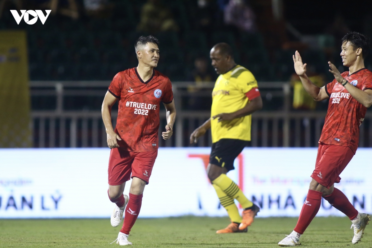 khong khi cuong nhiet cua tran dau ngoi sao viet nam gap huyen thoai dortmund hinh anh 10