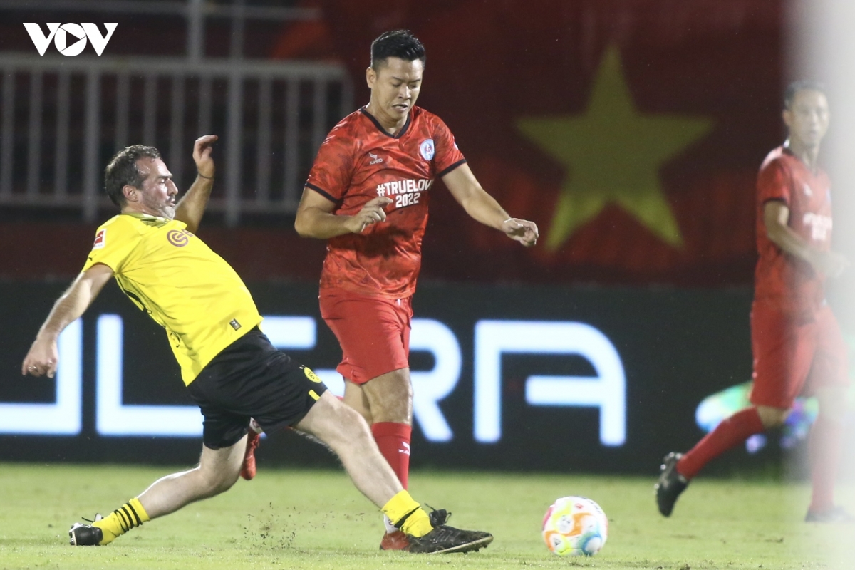 khong khi cuong nhiet cua tran dau ngoi sao viet nam gap huyen thoai dortmund hinh anh 11