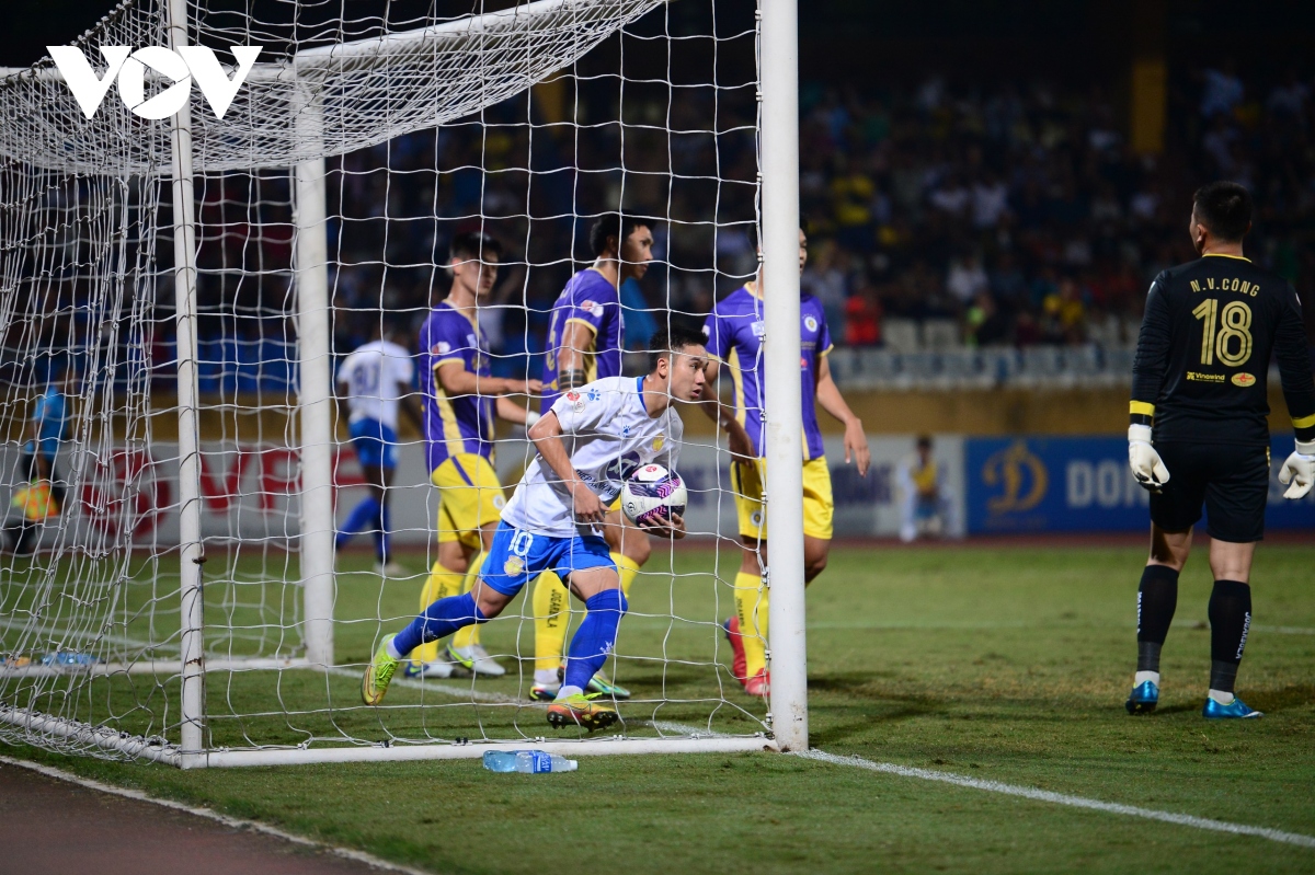 phao sang xuat hien o hang Day trong tran ha noi fc - nam Dinh hinh anh 3