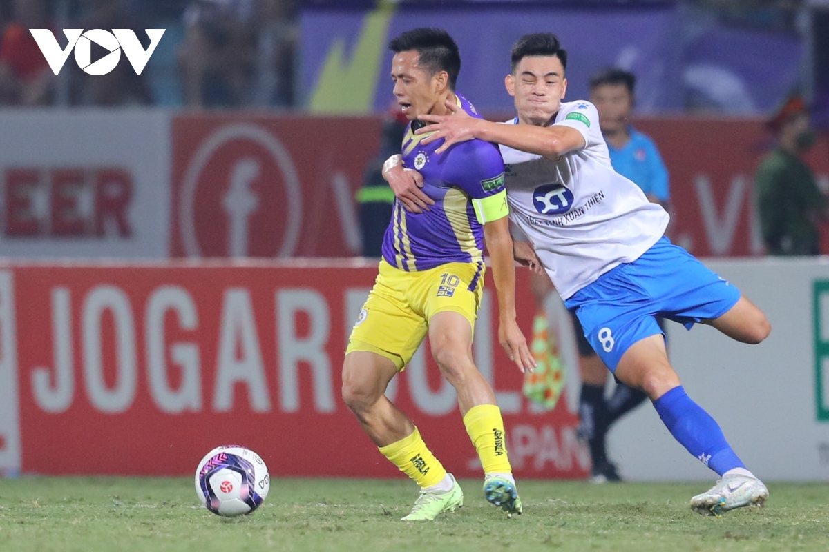 phao sang xuat hien o hang Day trong tran ha noi fc - nam Dinh hinh anh 7