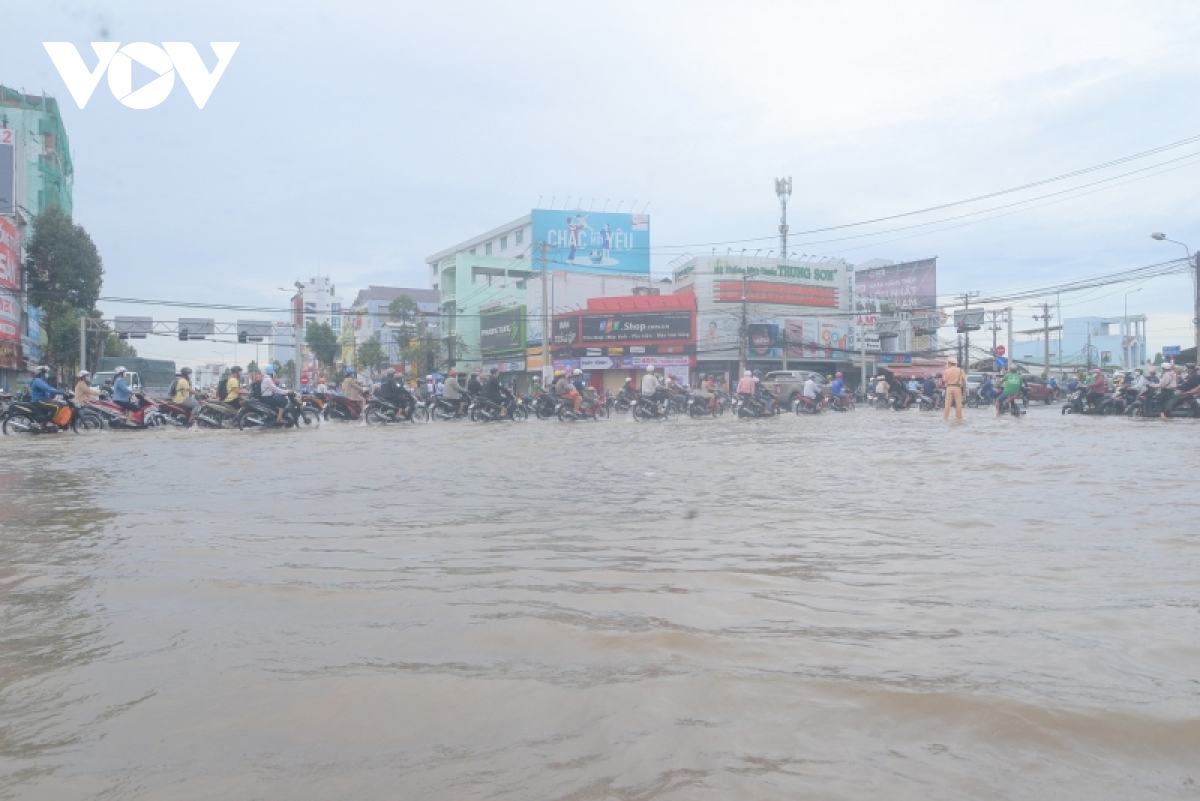 Người dân Cần Thơ chật vật đưa con đến trường ngày triều cường vượt báo động III