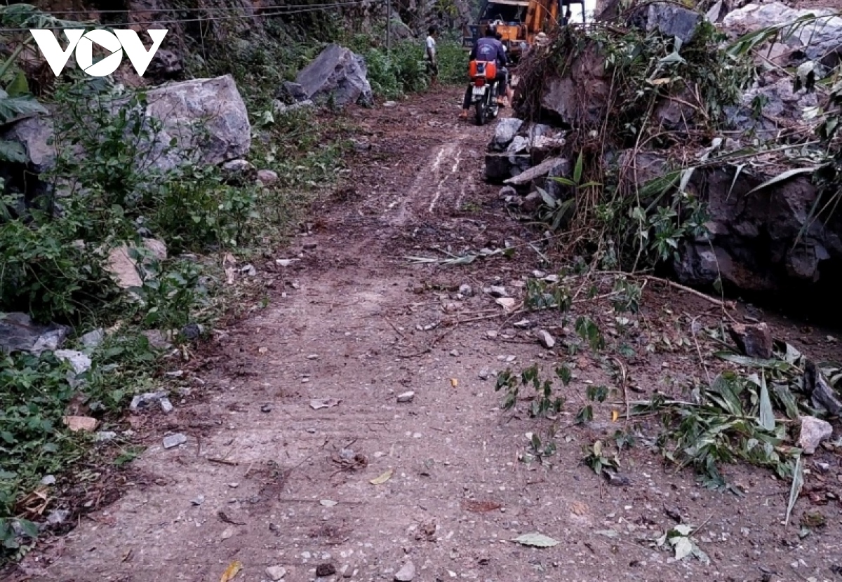 Da thong duong tam thoi sau su co sat lo nui da voi o quang binh hinh anh 1