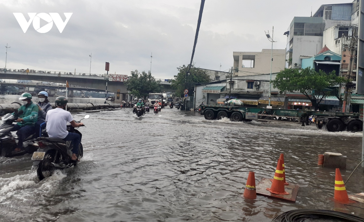 trieu cuong dang cao, nguoi dan o tp.hcm loi nuoc ve nha sau gio tan tam hinh anh 3