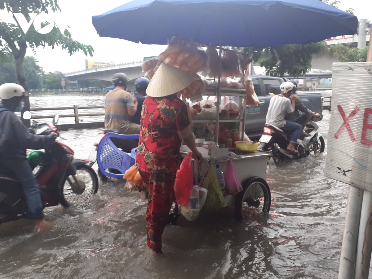 trieu cuong dang cao, nguoi dan o tp.hcm loi nuoc ve nha sau gio tan tam hinh anh 9