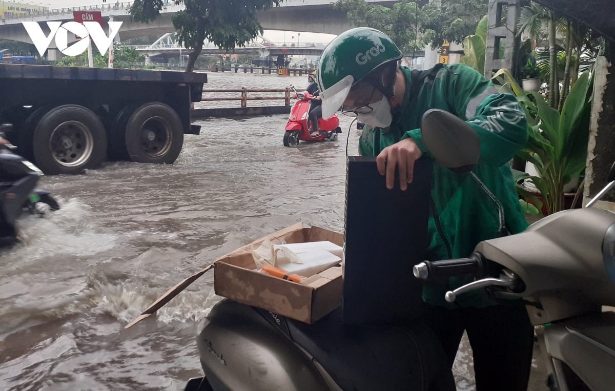 trieu cuong dang cao, nguoi dan o tp.hcm loi nuoc ve nha sau gio tan tam hinh anh 8