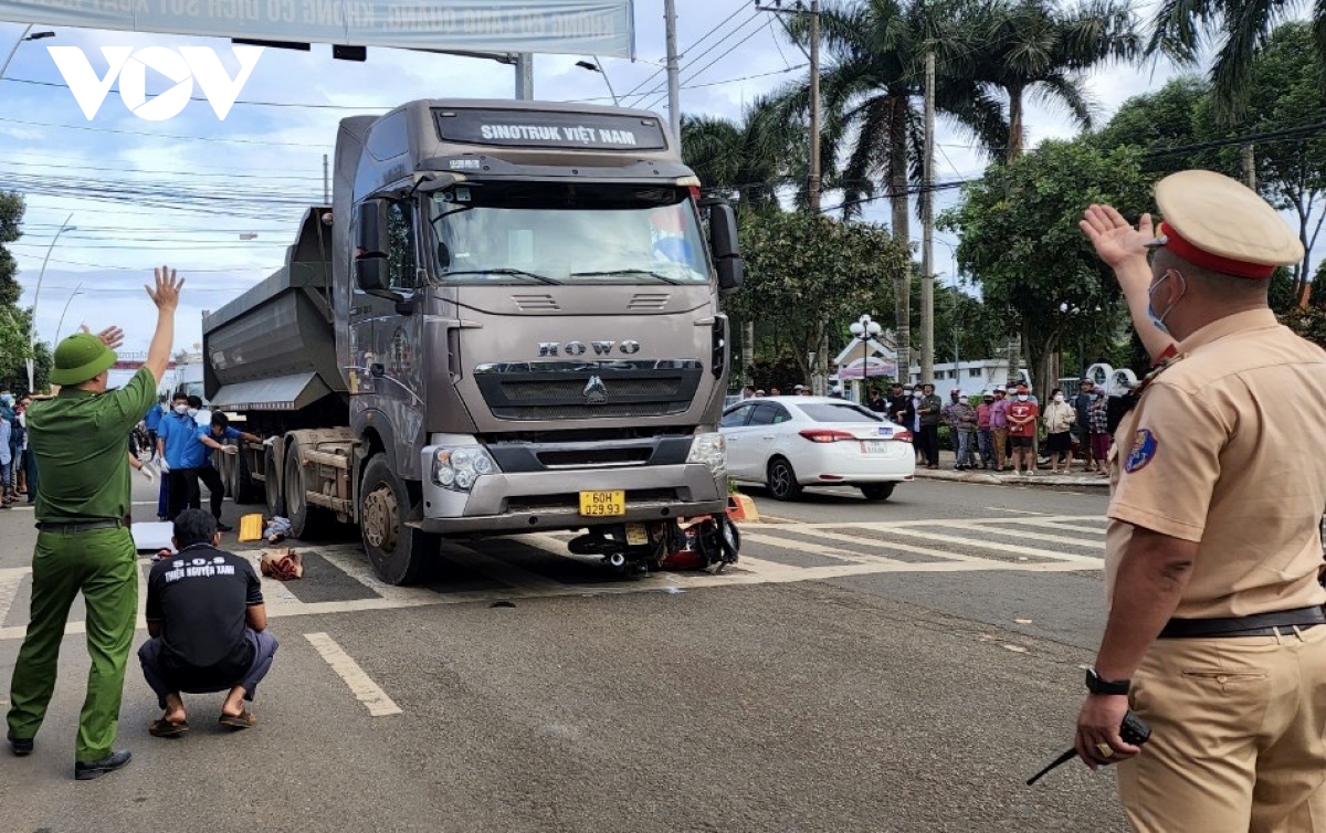 tren duong dua chau di hoc, 2 ong chau tu vong duoi gam xe tai hinh anh 1