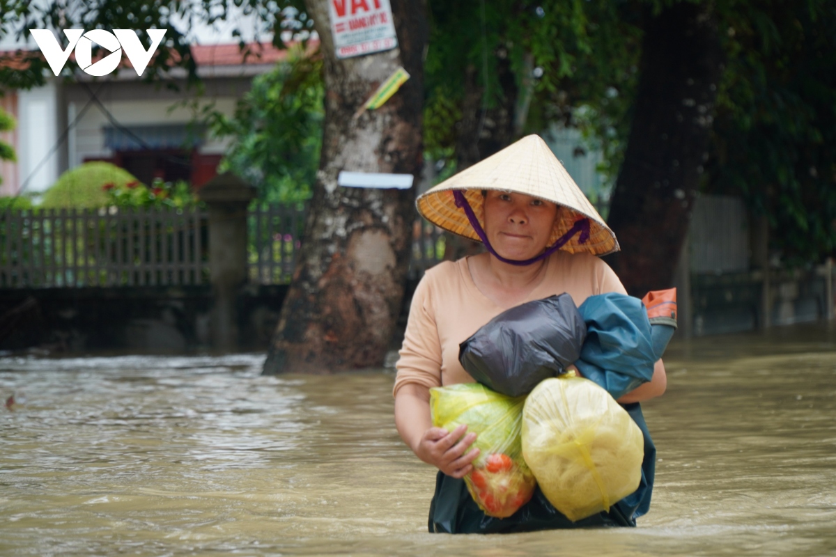 khong quan nuoc ngang nguoi dua hang cuu tro den ba con bi ngap o nghe an hinh anh 5